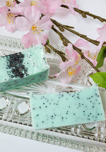 This Poppy Seed Soap DIY makes the perfect soap to exfoliate tired, winter skin
